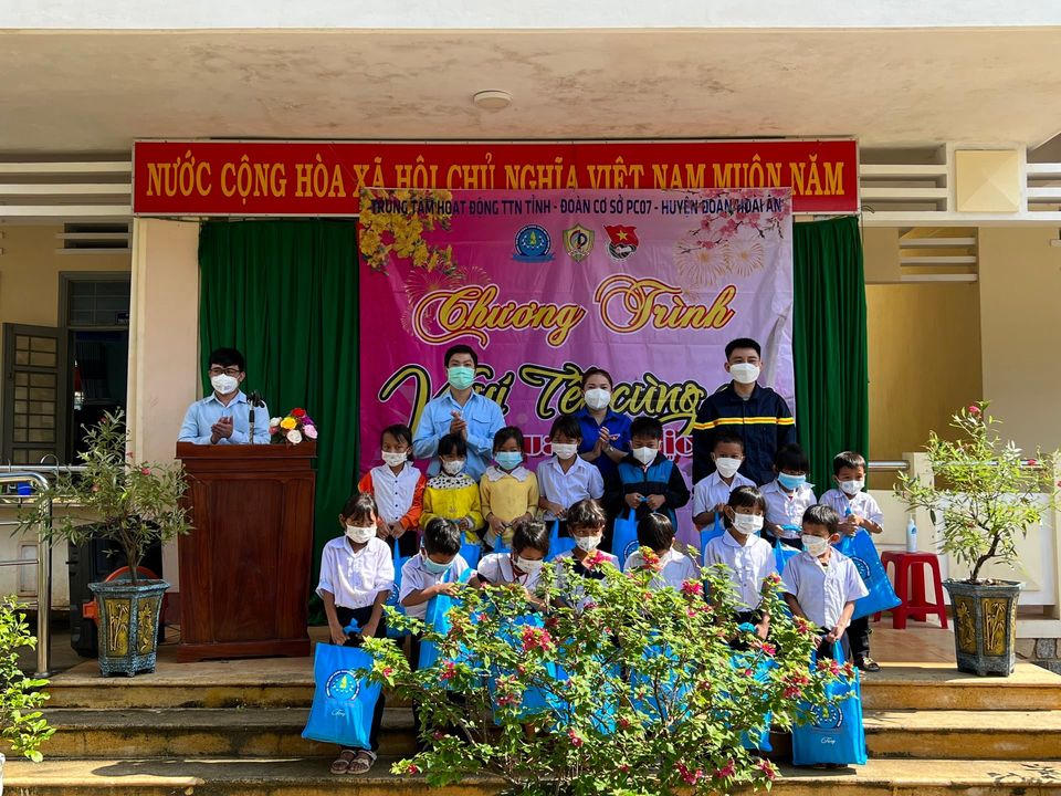 Tổ chức chương trình Xuân yêu thương với chủ đề “Vui Tết cùng em – vượt qua đại dịch” tại xã Đăk Mang và Ân Phong, huyện Hoài Ân.