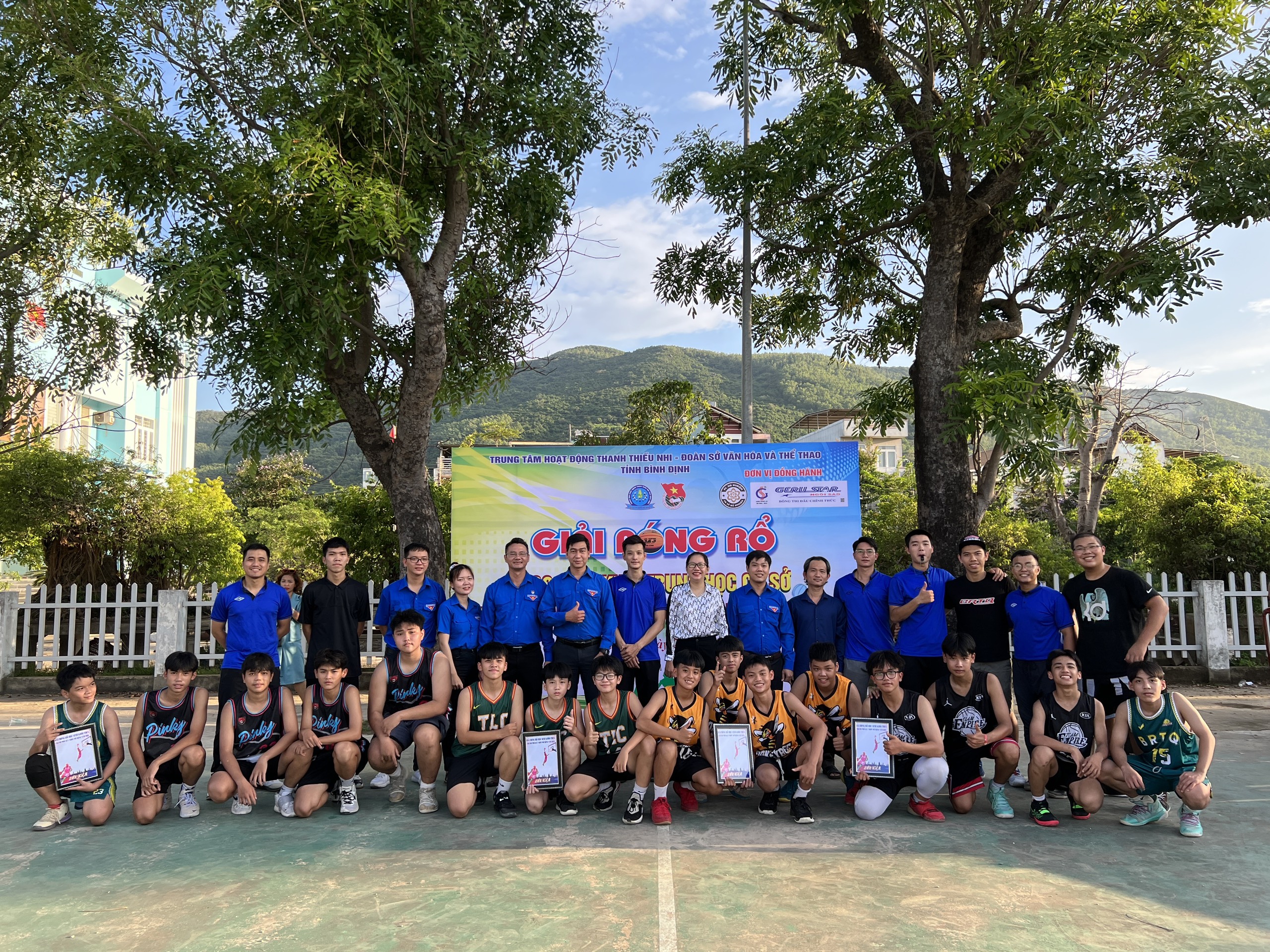 Bế mạc giải bóng rổ 3 x 3 học sinh khối THCS thành phố Quy Nhơn mở rộng năm 2022.
