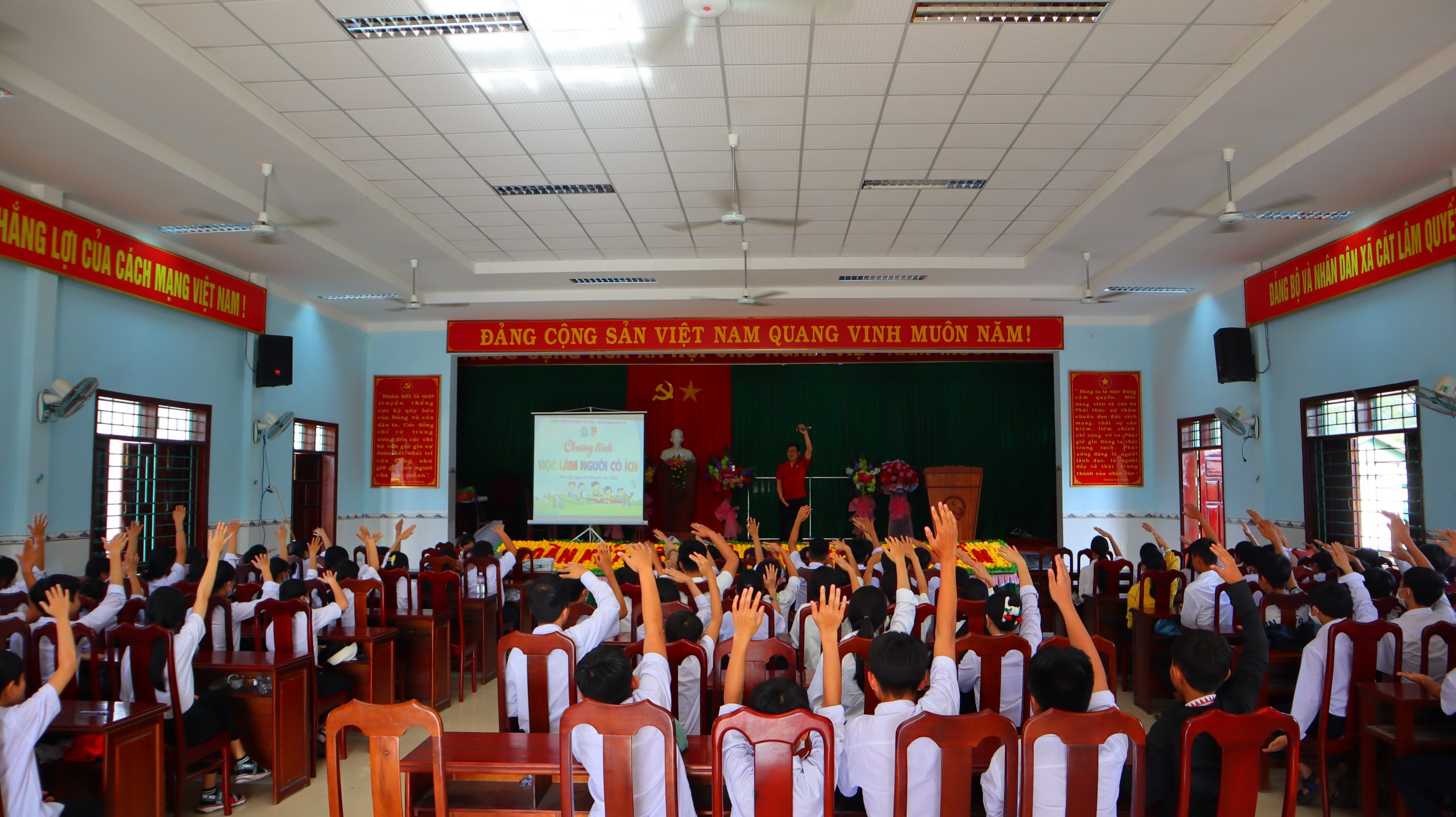 Tổ chức chương trình “Học làm người có ích” tại học sinh trường Tiểu học và THCS Cát Lâm, huyện Phù Cát