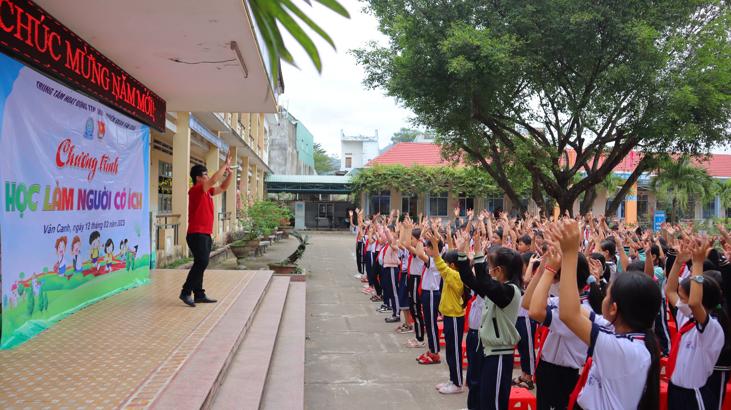 Tổ chức chương trình “Học làm người có ích” năm 2023 tại trường Tiểu học số 1 Canh Vinh và Tiểu học Thị trấn Vân Canh, huyện Vân Canh.