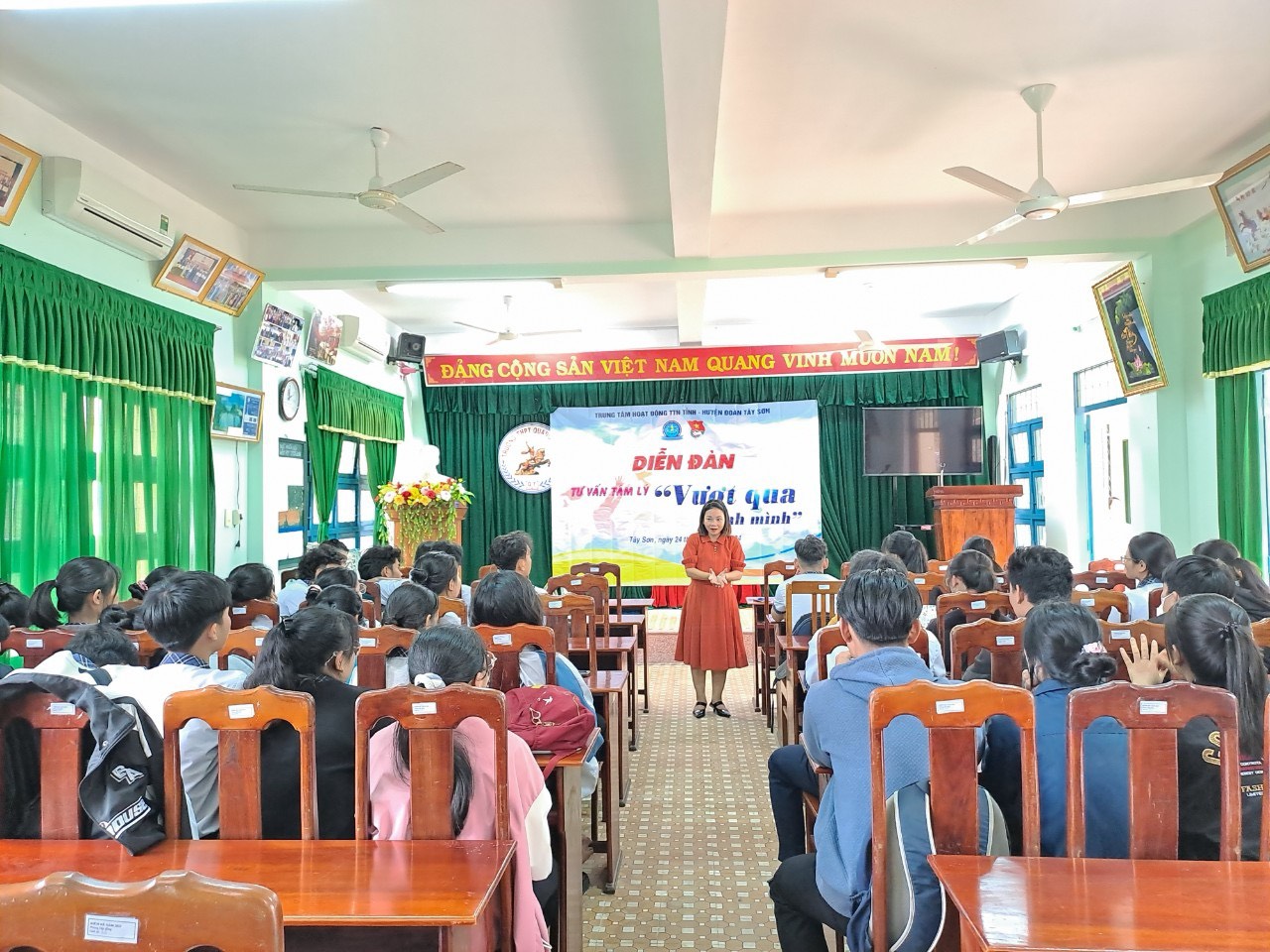 Tổ chức diễn đàn tư vấn tâm lý “Vượt qua chính mình” cho học sinh trường THPT Quang Trung và THPT Nguyễn Huệ, huyện Tây Sơn.