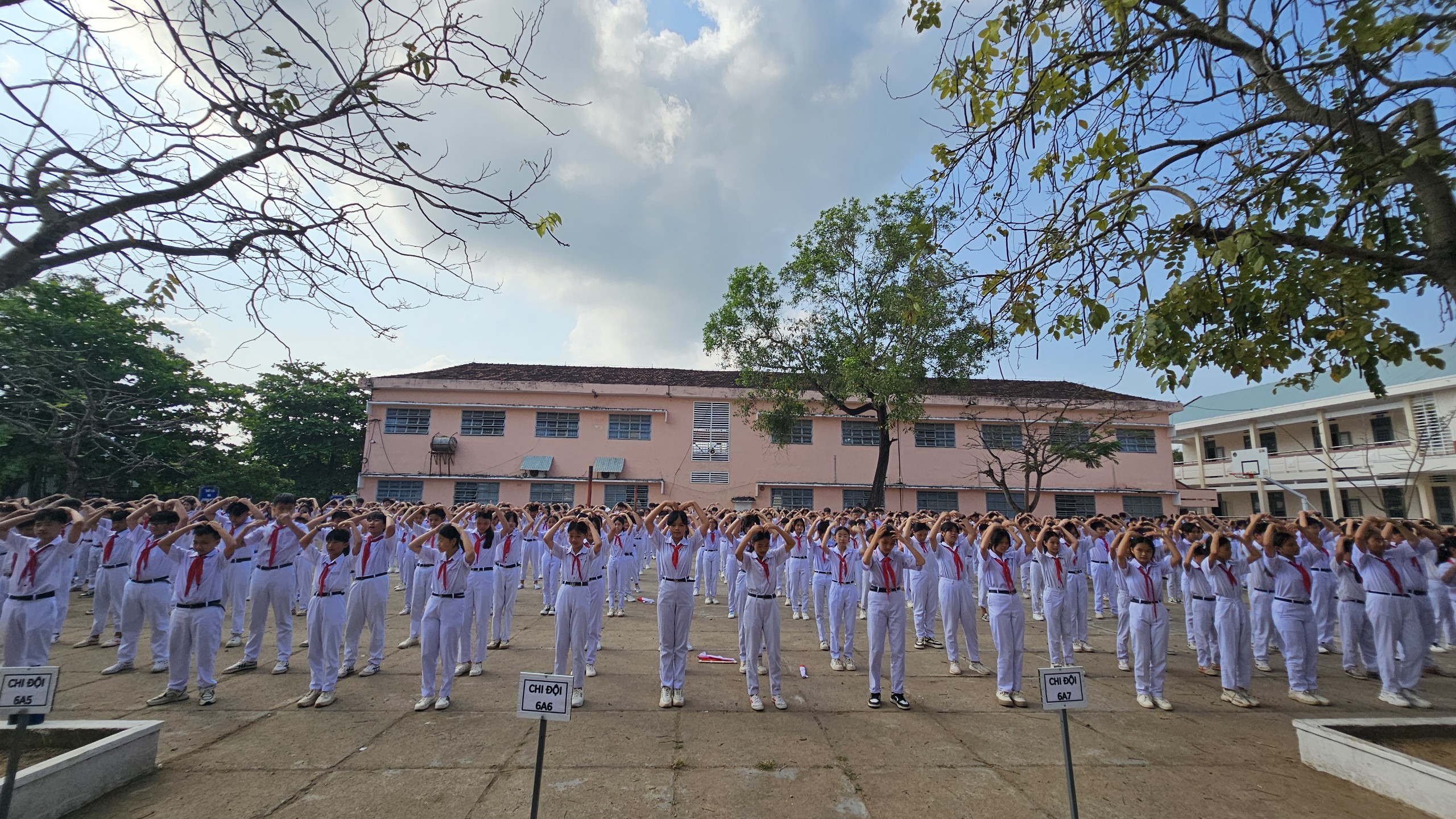 Tổ chức chương trình “Ngày hội Tiến bước lên Đoàn” cho 800 em học sinh Trường THCS Nhơn Thành.