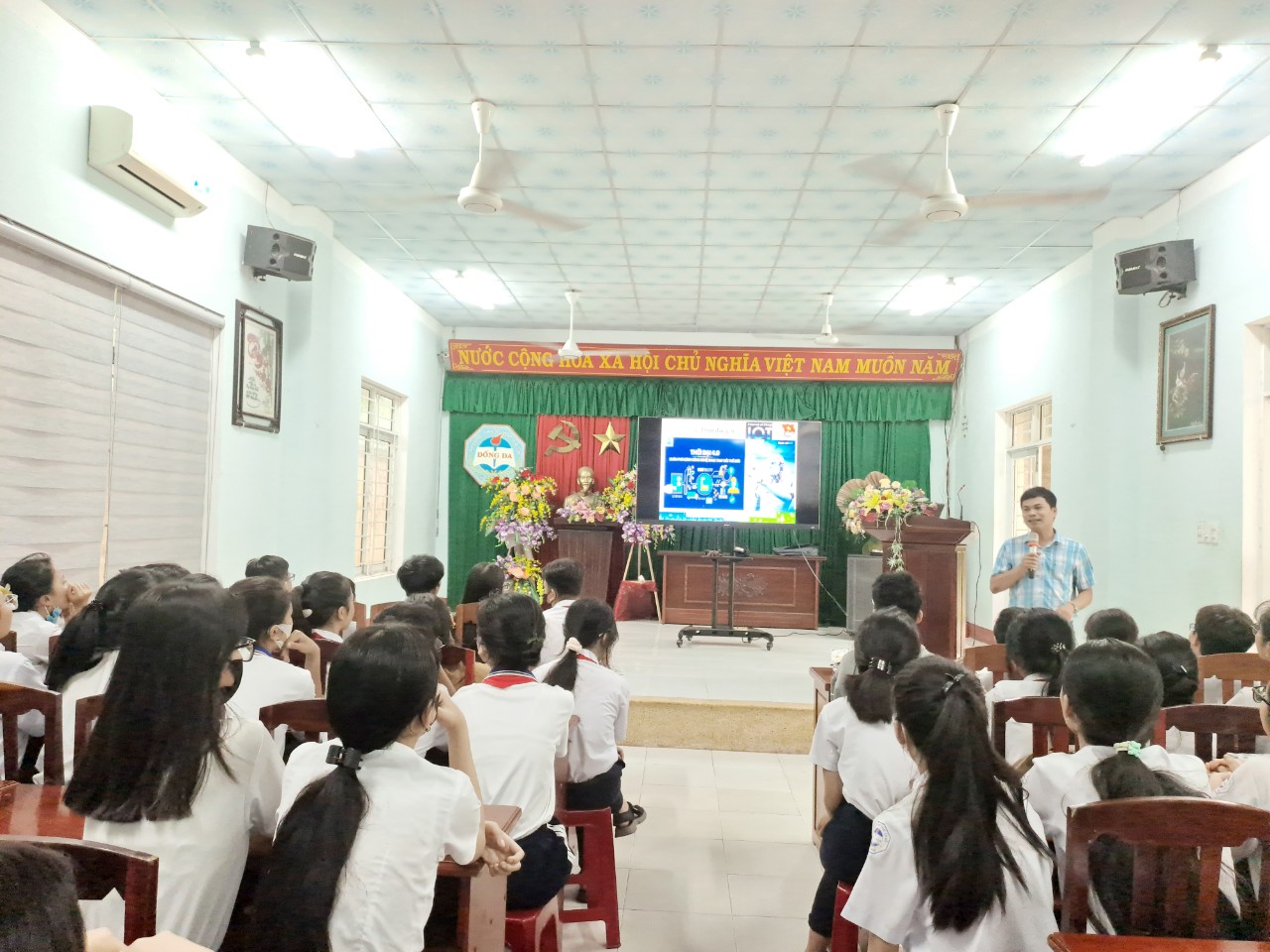 Tổ chức diễn đàn truyền thông “Kỹ năng sử dụng an toàn mạng” cho 300 em học sinh Trường Tiểu học Ngô Quyền và THCS Đống Đa, thành phố Quy Nhơn.