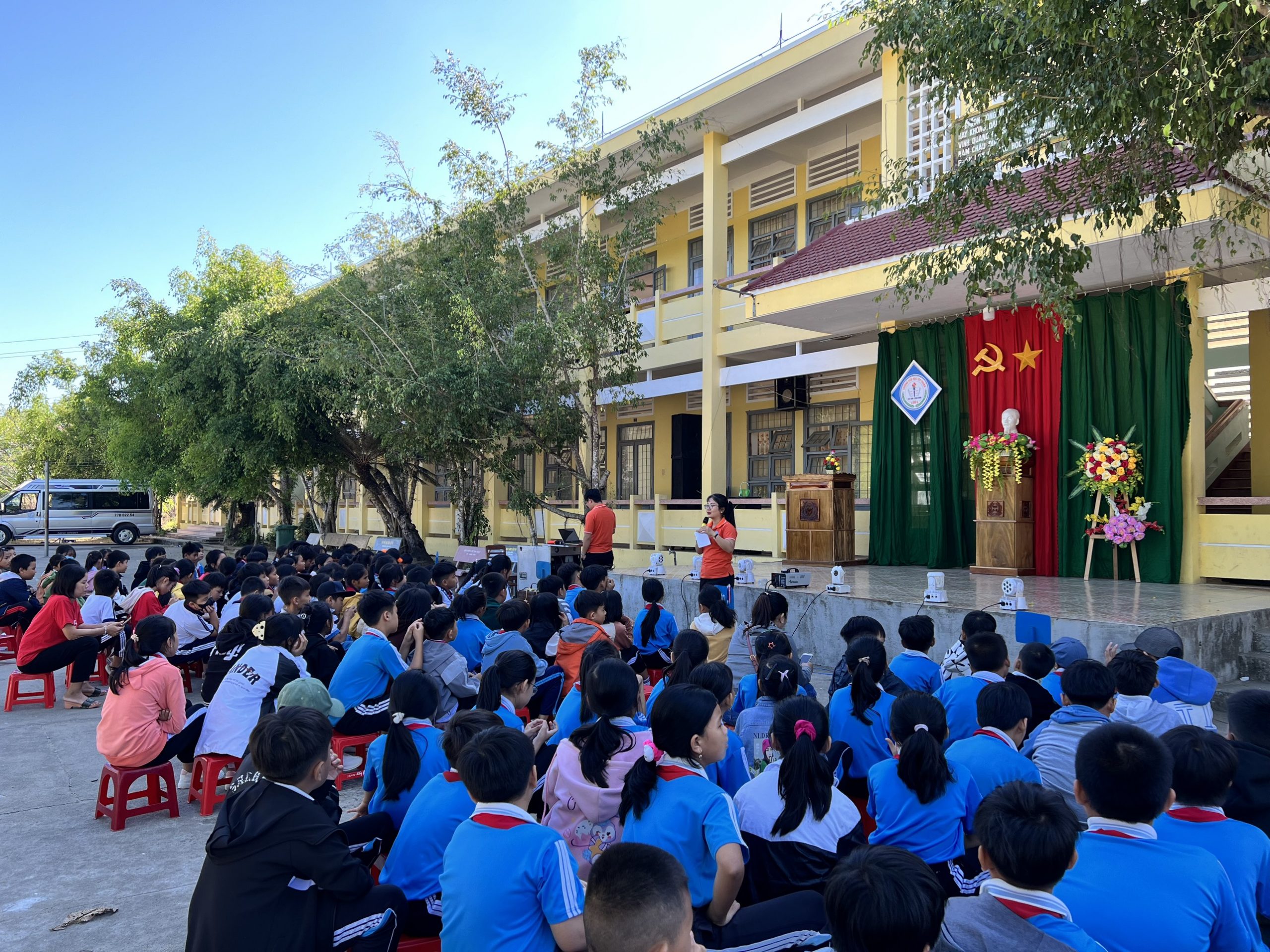 Tổ chức chương trình “Học làm người có ích” cho hơn 300 em học sinh Trường Tiểu học Tây Thuận và THCS Tây An, huyện Tây Sơn.